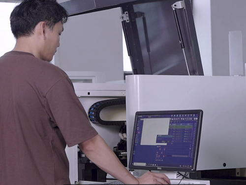 全自動(dòng)視覺式精密點(diǎn)膠機(jī)給麻將上色應(yīng)用案例